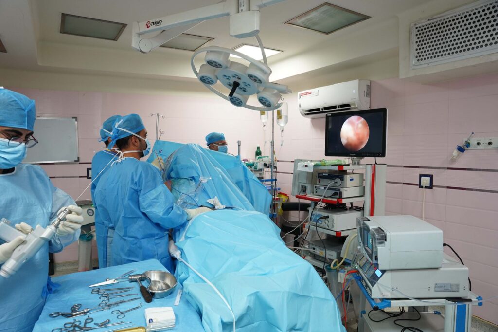 Equipe médica realizando procedimento endoscópico