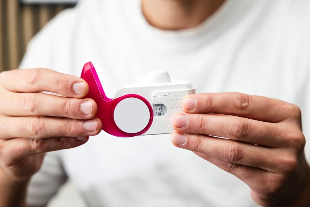 Paciente utilizando dispositivo de teste respiratório