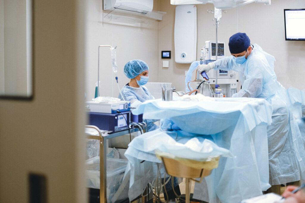 Equipe médica em sala de procedimentos estéril