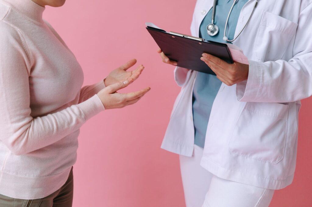 Médico em consulta com paciente